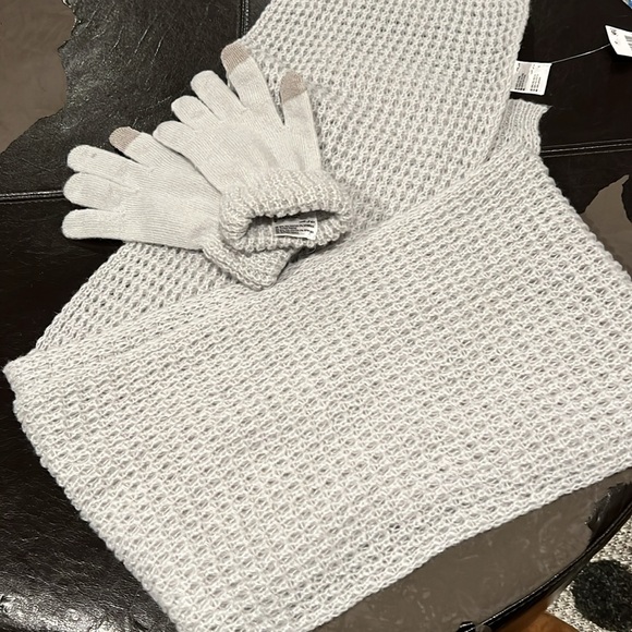 Bundle of Scarves and Gloves - Picture 3 of 12